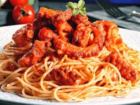Спагети с октопод и доматен сос - снимка на рецептата